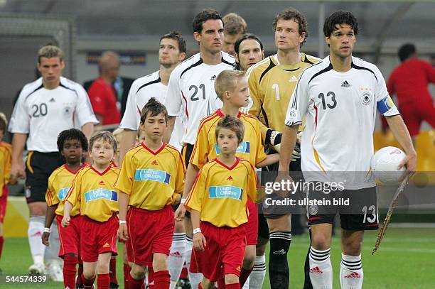Gruppe A, Deutschland 0, Dortmund: deutsche Spieler laufen mit den Kindern der Fussball-Eskorte auf das Feld : Mannschaftskapitaen Michael Ballack,...