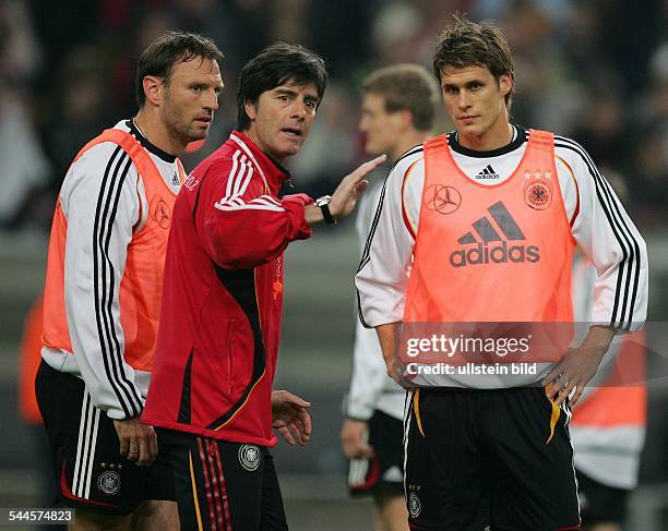 Joachim Löw, Assistenztrainer Nationalmannschaft, D - beim Training mit Jens Nowotny und Sebastian Kehl