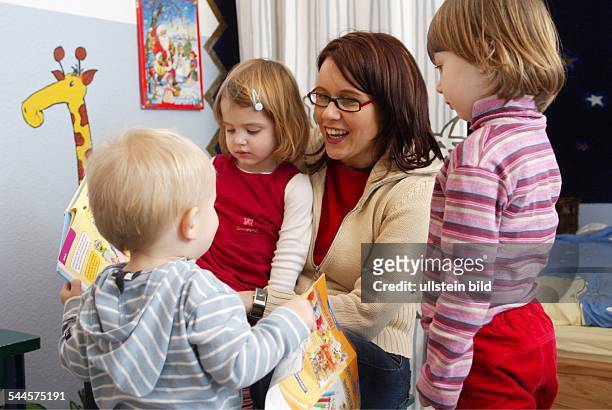 Deutschland, Nordrhein-Westfalen, Troisdorf - Kinderbetreuung durch eine Tagesmutter. Hier beim Spielen im bunt bemalten Kinderzimmer. -