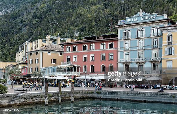 Italien, Trentino, Riva del Garda am Nordufer des Gardasee : Blick ueber den historischen Hafen auf bunte Haeuser mit dem 'Hotel Europa' an der...