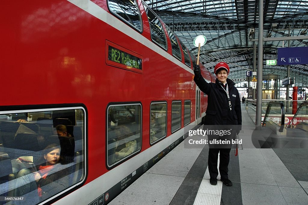 Berlin - Hauptbahnhof, Schaffner