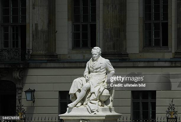 Deutschland, Berlin, Mitte - Marmorstandbild Alexander von Humboldt am Eingangsportal der Humboldt-Universität - .