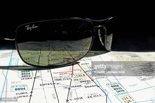 Sonnenbrillen, Ray Ban Fliegerbrille eines Piloten liegt auf einer Flugnavigationskarte