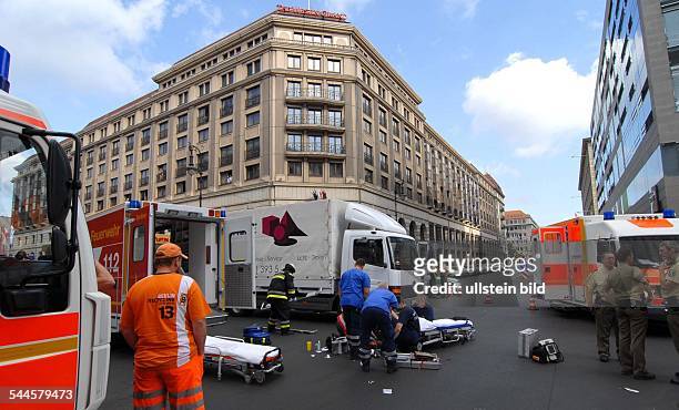 Deutschland, Berlin - Mitte: Verkehrsunfall, Motorradfahrer ist durch den Aufprall auf einen LKW an der Kreuzung Friedrichstrasse / Ecke...