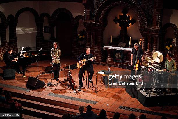 Cross, Christopher - Musician, Singer, Pop music, USA - performing with his band in the Passionskirche, Berlin, Germany