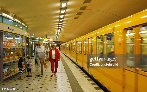 Deutschland, Berlin - Charlottenburg: U-Bahnhof Zoologischer Garten, Bahnsteig der Linie U9