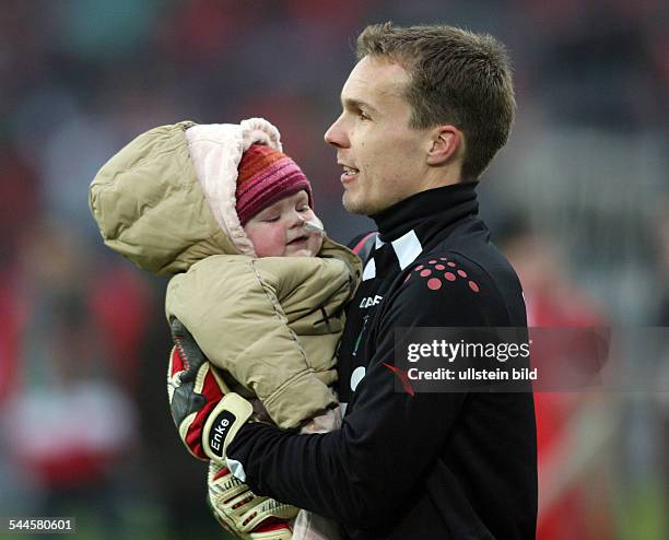 Enke, Robert - Football, Goalkeeper, Hannover 96, Germany - with his daughter Lara