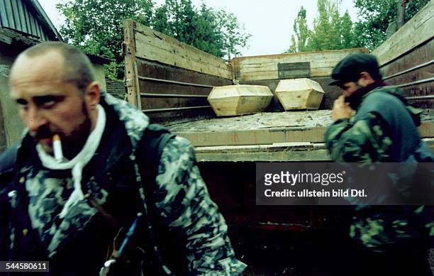 Russland, Tschetschenien - Tschetschenien-Konflikt - russische Soldaten berger Opfer eines Anschlags tschetschenischer Terroristen - August 2003
