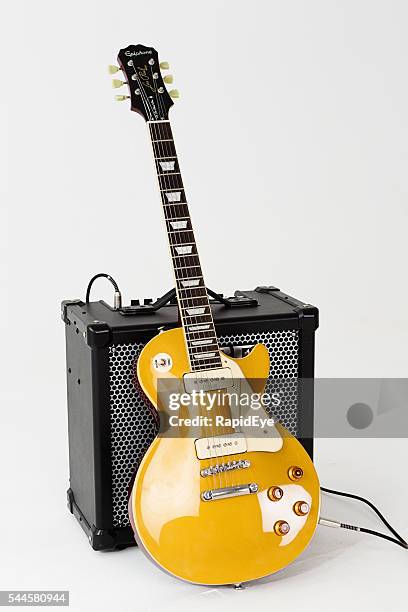 56 les paul pro elektrische gitarre mit roland cube amp - guitar amp stock-fotos und bilder