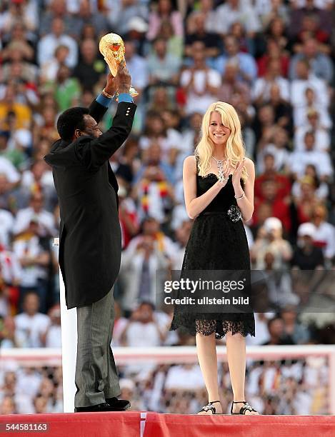 Deutschland, Bayern, München - FIFA Weltmeisterschaft 2006 ; Eröffnungsfeier; Pele den WM Pokal ins Stadion tragend mit Claudia Schiffer