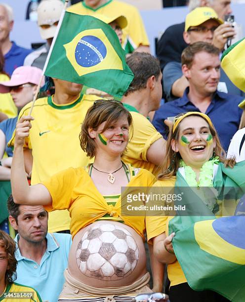In Deutschland, Gruppe F, München: Brasilien 0- schwangerer Fan von Brasilien mit Fahne im Stadion