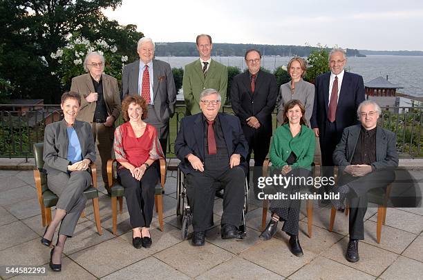 Fellows Herbst 2005 der American Academy in Berlin - sitzend v.l.: Joy Calico, Barbara Koremenos, Frederic Wakeman, Kerry Tribe, Sebastian Currier,...