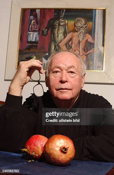 Bildender Künstler, Maler; D - Portrait mit Granatapfel in seinem Atelier in BERLIN