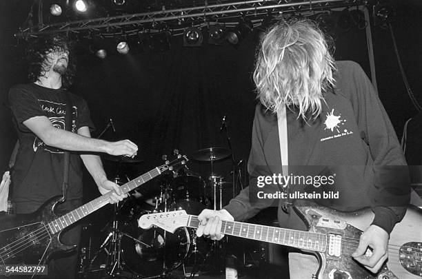 Nirvana, Rockgruppe, Grunge, USA Bassist Krist Novoselic und Gitarrist Kurt Cobain bei einem Konzert in der Hamburger "Markthalle".