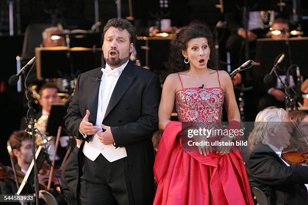 Lucia Aliberti - Saengerin, Sopran, Italien - Auftritt mit Tenor Albert Montserrat beim Classic Open Air Konzert auf dem Gendarmenmarkt Berlin