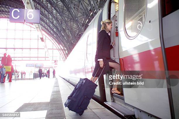 Deutschland , , - Geschäftsfrau steigt in den Zug-