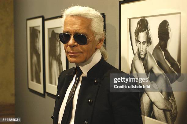 Lagerfeld, Karl *-Modedesigner, D- bei der Eroeffnung der Ausstellung "One man shown" bei c/o im alten Postfuhramt in Berlin vor Fotografien des...