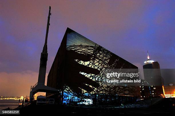 Deutschland, Hamburg, HafenCity: Projektionsbilder an der Fassade des Kaispeicher A. Die Aktion "Projektion Kaispeicher A - Bauen mit Licht und...