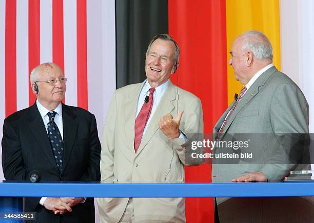 Bush, George H.W. *-Politiker, USA41. US-Praesident 1989-1993- mit Michail Gorbatschow und Helmut Kohl , erhalten den Point Alpha Preis