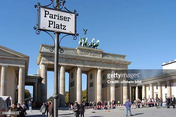 Deutschland, Berlin Mitte / Tiergarten : das BrandenburgerTor am Pariser Platz- 2005