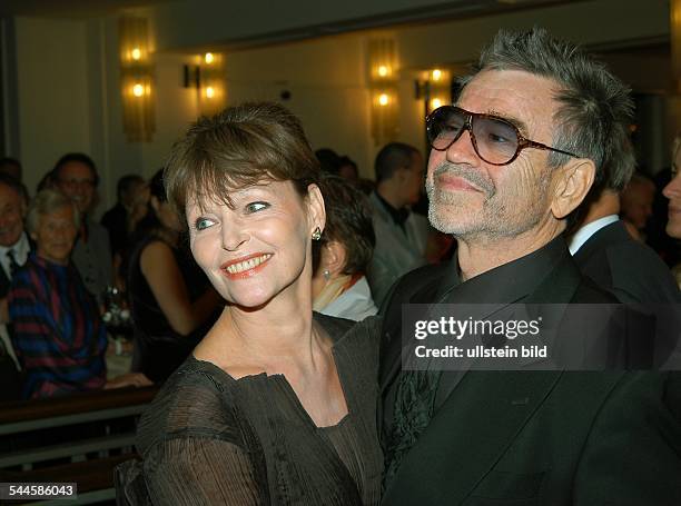 Angelica Domröse, Schauspielerin - kommt mit ihrem Mann, Schauspieler Hilmar Thate zur Verleihung der "Goldenen Henne" 2003 im Friedrichstadtpalast...