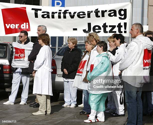 Streik ver.di öffentlicher Dienst - Ärztestreik: Mediziner des Universitaetsklinikums Jena beteiligen sich an einem Warnstreik in Jena.