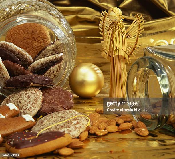 Weihnachten, Weihnachtskekse, Lebkuchen, Mandeln und Weihnachtsdekoration- 2006