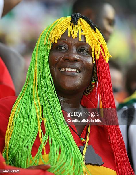 Gruppe E, Hannover: Italien 0- weiblicher Fan Ghana mit Perücke