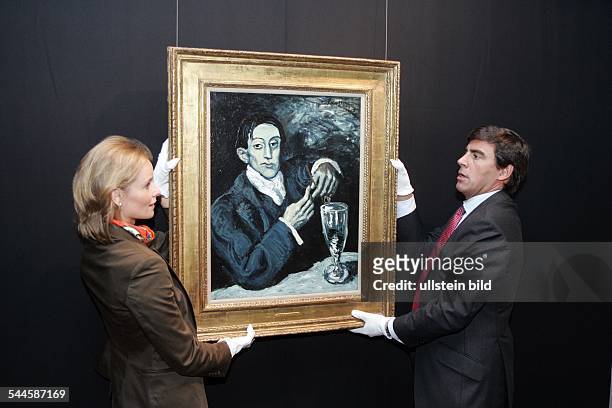 Aufhängen des Picasso Bildes "Angel Fernandez de Soto" im Kölner Römisch-Germanischen Museum von Gudrun Dröghoff, Auktionatorin, und Andreas Rumbler,...