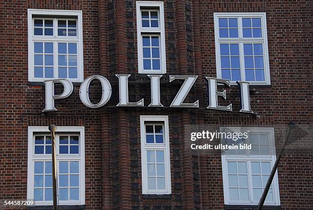 Deutschland, Hamburg St. Pauli: Schriftzug "Polizei" an der Fassade des Polizeirevier Davidwache an der Ecke Spielbudenplatz / Davidstraße.