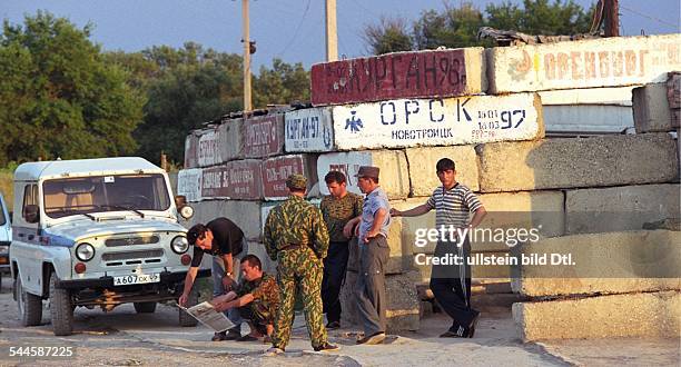 Russland, Tschetschenien - Tschetschenien-Konflikt - russischer Kontrollpunkt in einer tschetschenischen Kleinstadt - August 2003