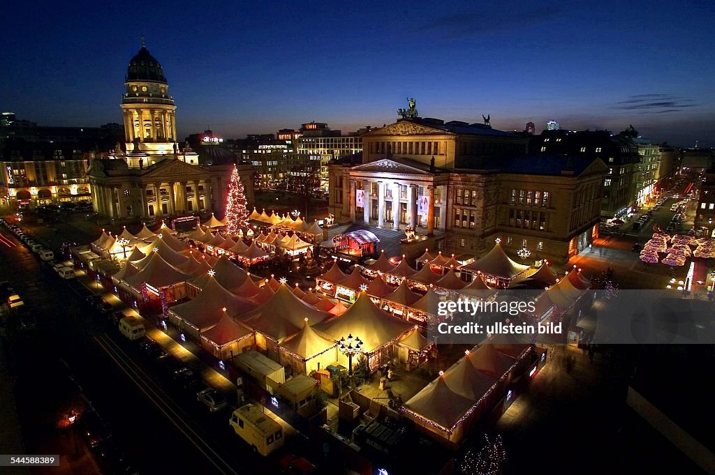 Berlin - Mitte: Weihnachtsmarkt auf dem Gendarmenmarkt