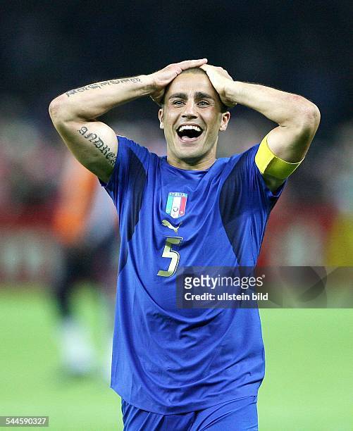 Fabio Cannavaro*-Sportler, Fussball ItalienFussball FIFA WM 2006, Finale in Berlin: Italien 4 n.E. - Cannavaro kann es nicht fassen: Italien ist...