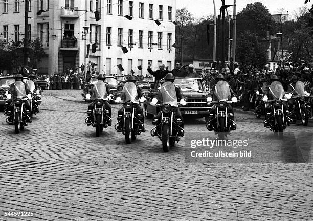 Politik: Staatsbesuch von Leonid Breschnew, Generalsekretaer der KPdSU und Staatspraesident der UdSSR - im offenen Wagen mit Erich Honecker,...