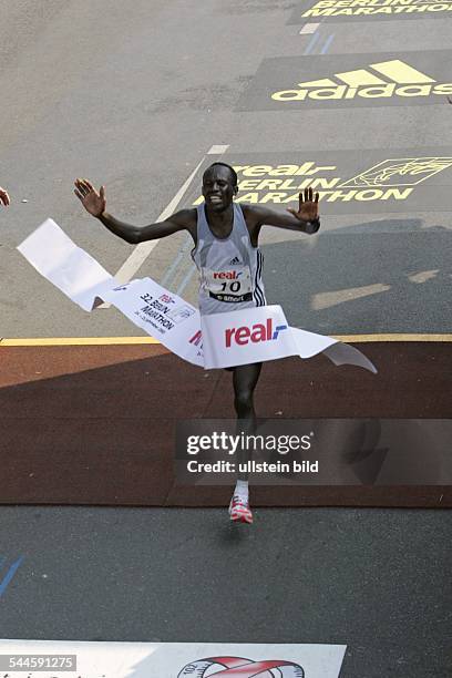 Philip Manyim, Sportler, Marathonläufer, Kenia - kommt als Sieger ins Ziel beim Berlin Marathon