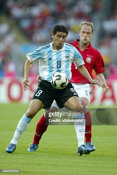 Deutschland, Bayern, Nürnberg: FIFA Konföderationen-Pokal 2005, Gruppe A, Argentinien-Deutschland 2:2 - Zweikampf um den Ball zwischen dem...