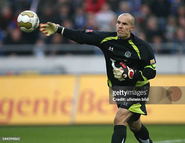 Enke, Robert - Football, Goalkeeper, Hannover 96, Germany - throwing out the ball