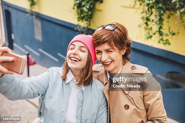 figlia e madre scattare autoscatto strade di parigi - famiglia multimediale foto e immagini stock