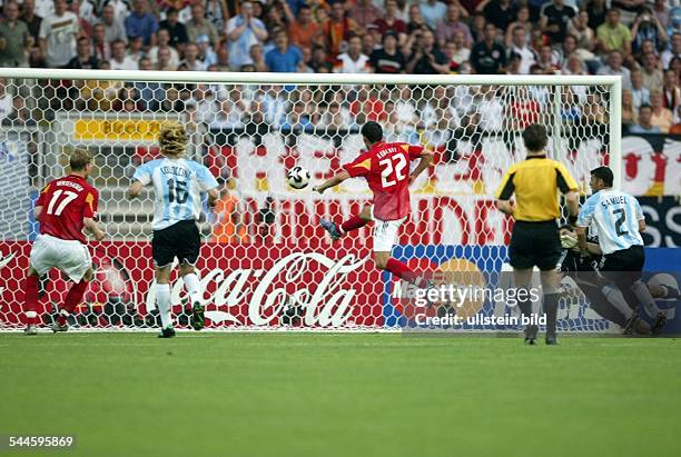 Deutschland, Bayern, Nürnberg: FIFA Konföderationen-Pokal 2005, Gruppe A, Argentinien-Deutschland 2:2 - Tor von Kevin Kuranyi zum 1:0, beobachtet von...