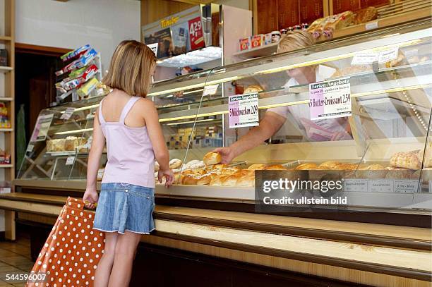 Deutschland, Einkauf, Einkaufen, Mädchen beim Brötchen holen in einer Bäckerei