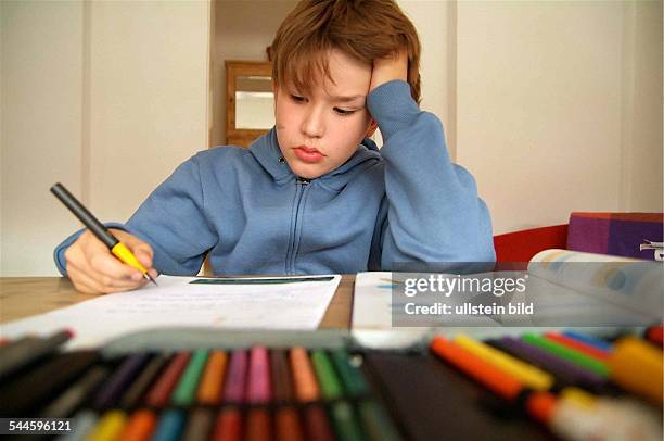 Schule, Hausaufgaben, Schüler der 5. Klasse sitzt am Schreibtisch und erledigt die Hausaufgaben