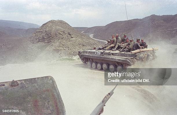 Russland, Tschetschenien - Tschetschenien-Konflikt - russische Panzer mit Soldaten bei einem Einsatz - August 2003