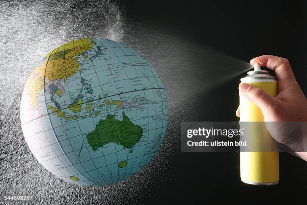 Umwelt, Umweltverschmutzung, FCKW, Weltkugel und Spraydose