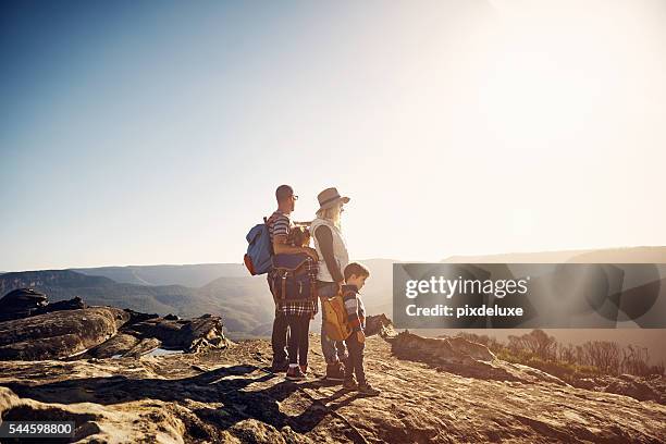 excursionismo es mejor cuando comparta su familia - camping fotografías e imágenes de stock