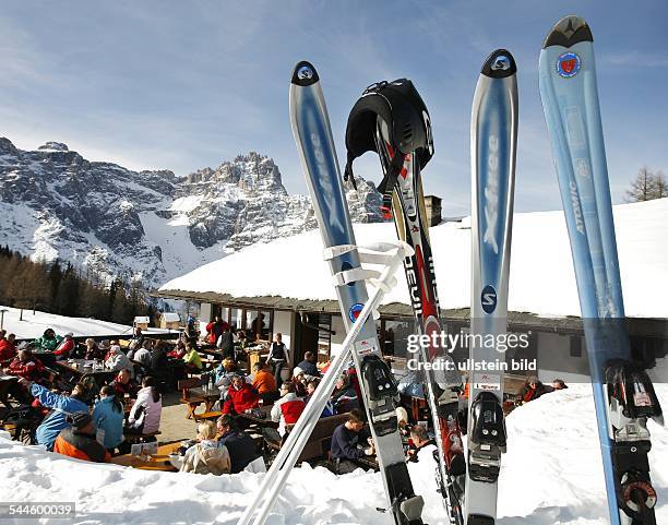 Italien, Suedtirol, Hochpustertal, Rotwandwiesen, Rif Groda Rossa, Winterurlaub, Skiurlaub, Skier vor einer Berghuette im Skigebiet an der Rotwand...