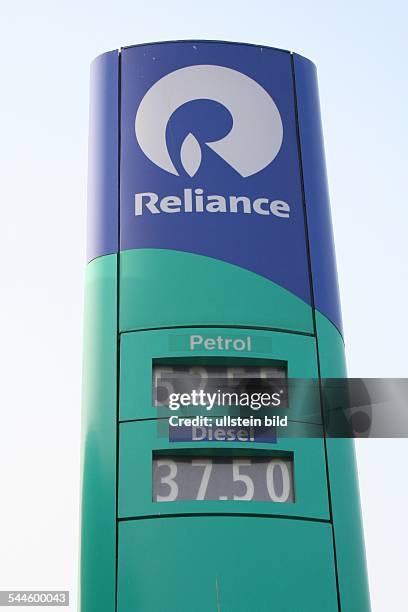 Indien, Reliance Tankstelle, Logo des Industriekonzerns