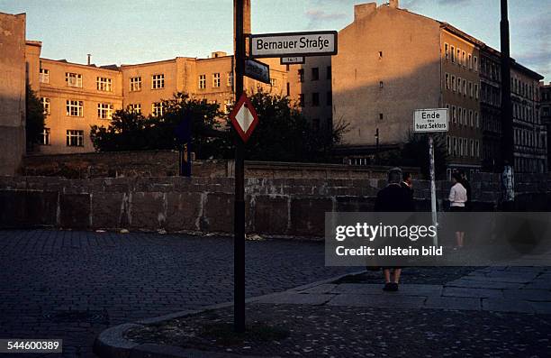 Germany Berlin Wedding - some people at the Berlin Wall Bernauer Strasse / Strelitzer STrasse - 1962