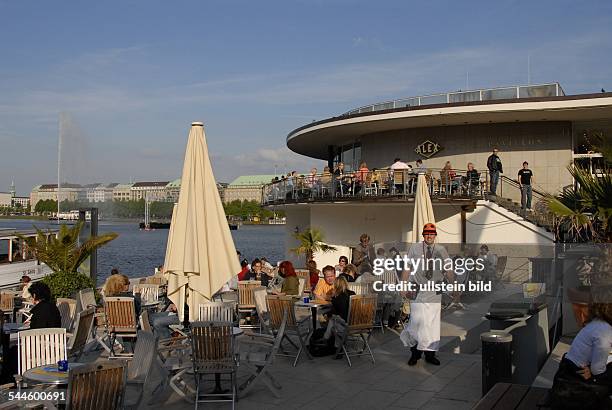 Deutschland, Hamburg Innenstadt: Restaurant "Alex" im Alsterpavillon am Jungfernstieg - Gäste an Tischen draußen vor dem REstaurant an der...