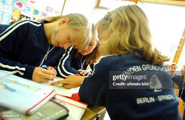 Deutschland; Berlin - Spandau; Mèdchen in Schuluniform an der Linden Grundschule-