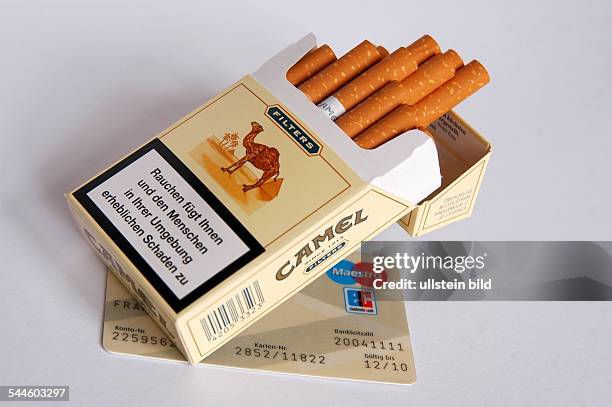 Zigaretten Zigarettenschachtel Camel Filters mit Warnhinweis "Rauchen fügt Ihnen und den Mitmenschen in Ihrer Umgebung erheblichen Schaden zu" und...